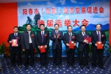 换届会上，市领导与新进顾问合照